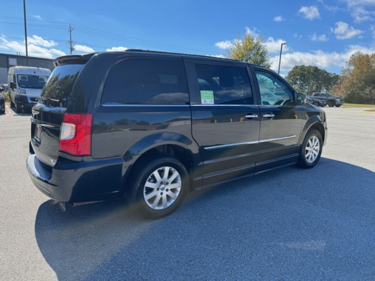 2012 CHRYSLER TOWN AND COUNTRY - Image 6