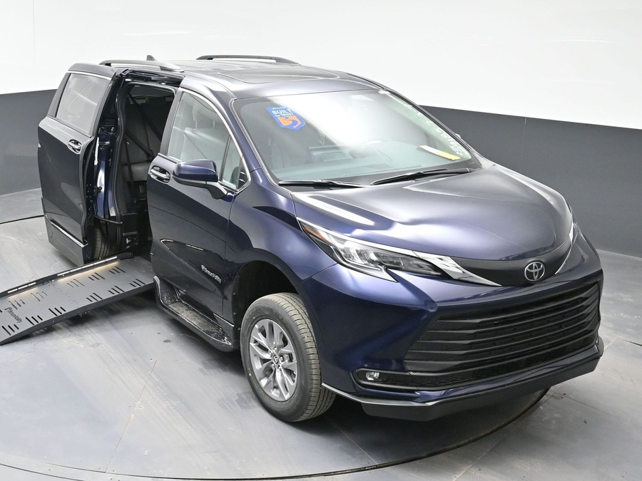 New 2026 Toyota Sienna Hybrid XLE Base - BraunAbility Side Entry Entry Fold Out Automatic Ramp