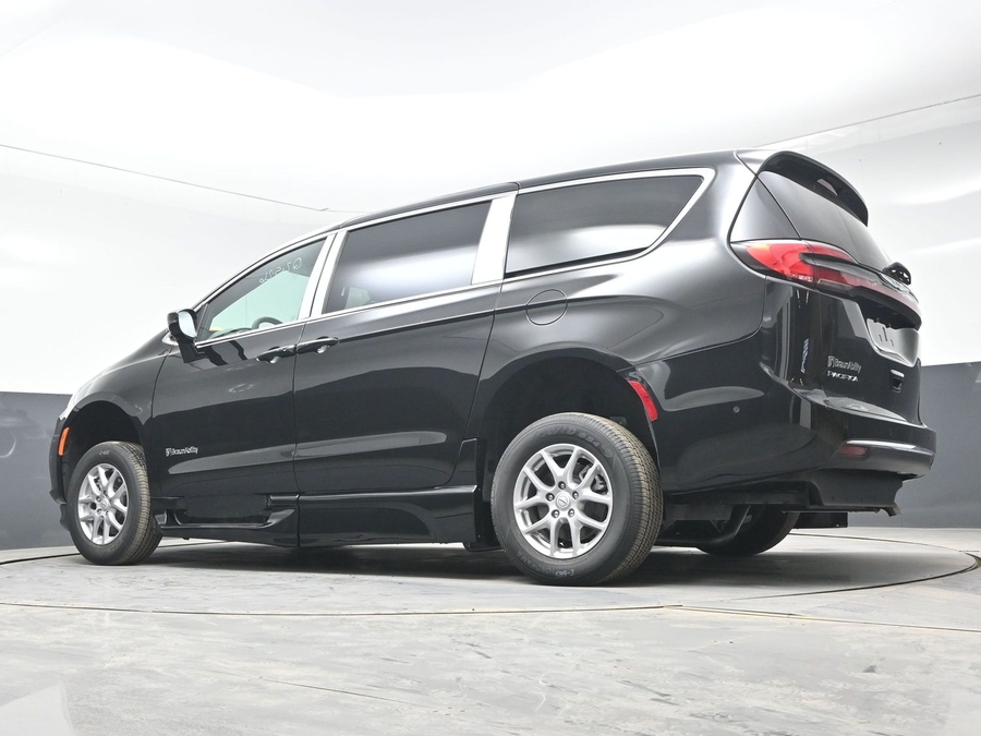 Black Chrysler Pacifica image number 20