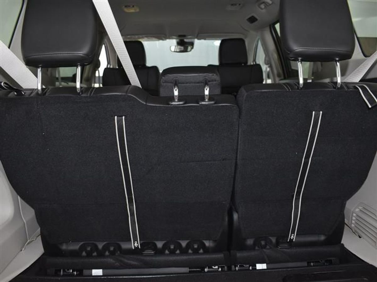 Silver Chrysler Pacifica image number 13