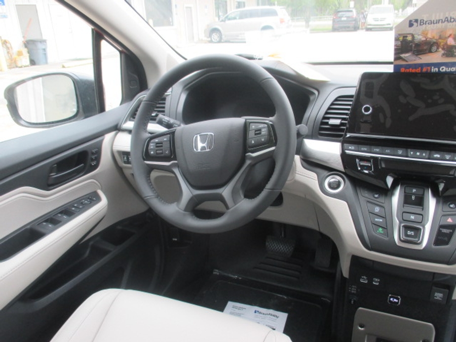 Red Honda Odyssey image number 8