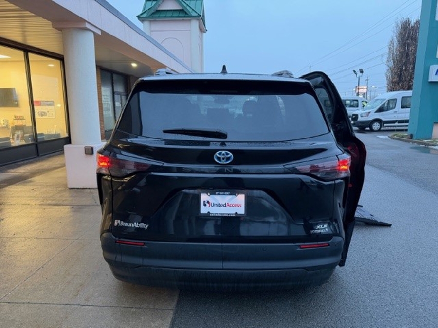 Used 2024 Toyota Sienna Hybrid XLE Plus - BraunAbility Side Entry Entry Fold Out Automatic Ramp