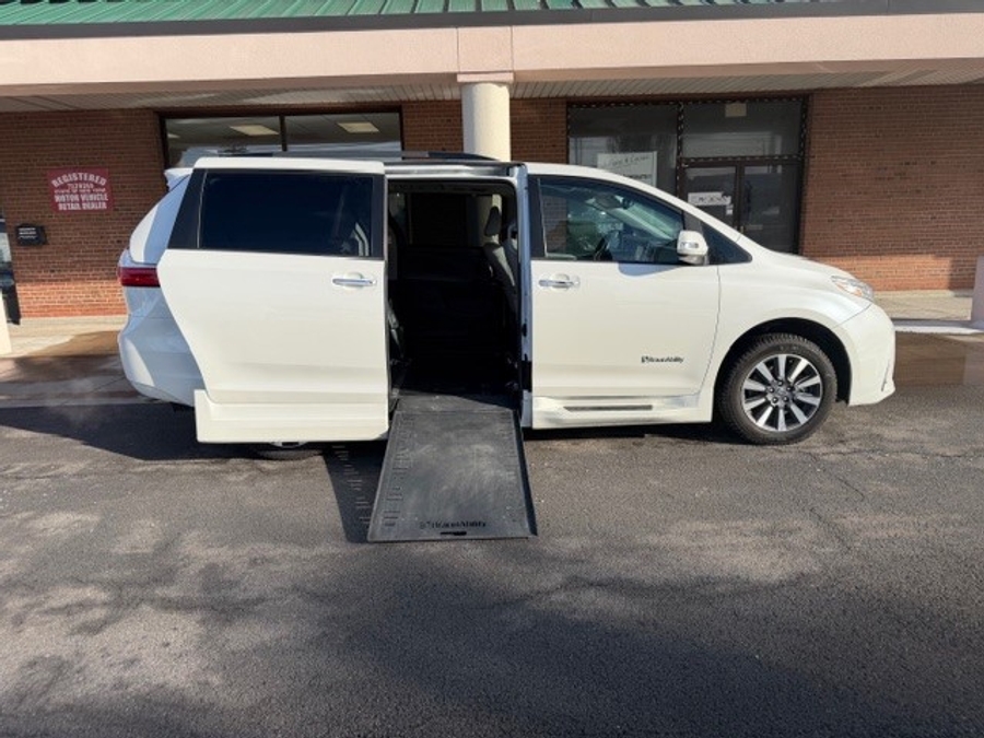Used 2018 Toyota Sienna XLE - BraunAbility Side Entry Entry In Floor Automatic Ramp