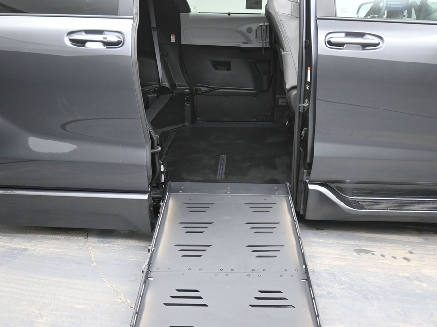New 2025 Toyota Sienna Hybrid XLE Plus - BraunAbility Side Entry Entry Fold Out Automatic Ramp