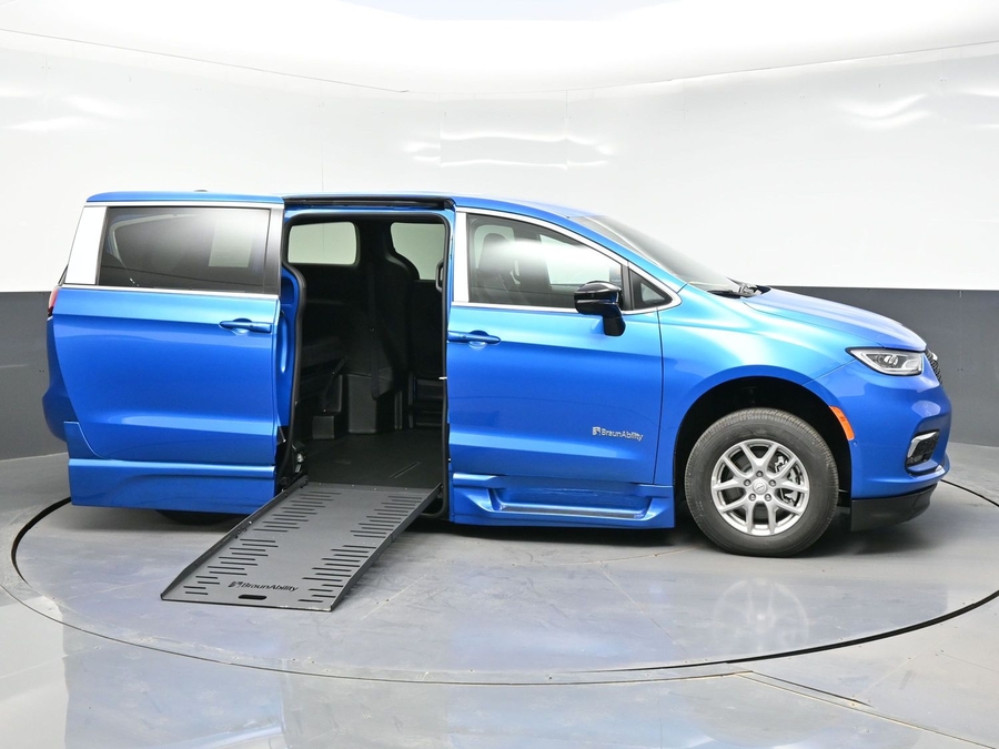 Blue Chrysler Pacifica image number 7