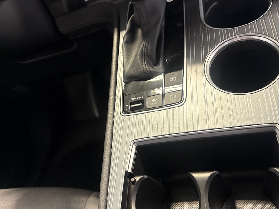 White Toyota Sienna image number 15