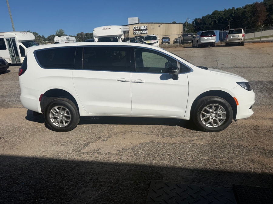 White Chrysler Pacifica image number 4
