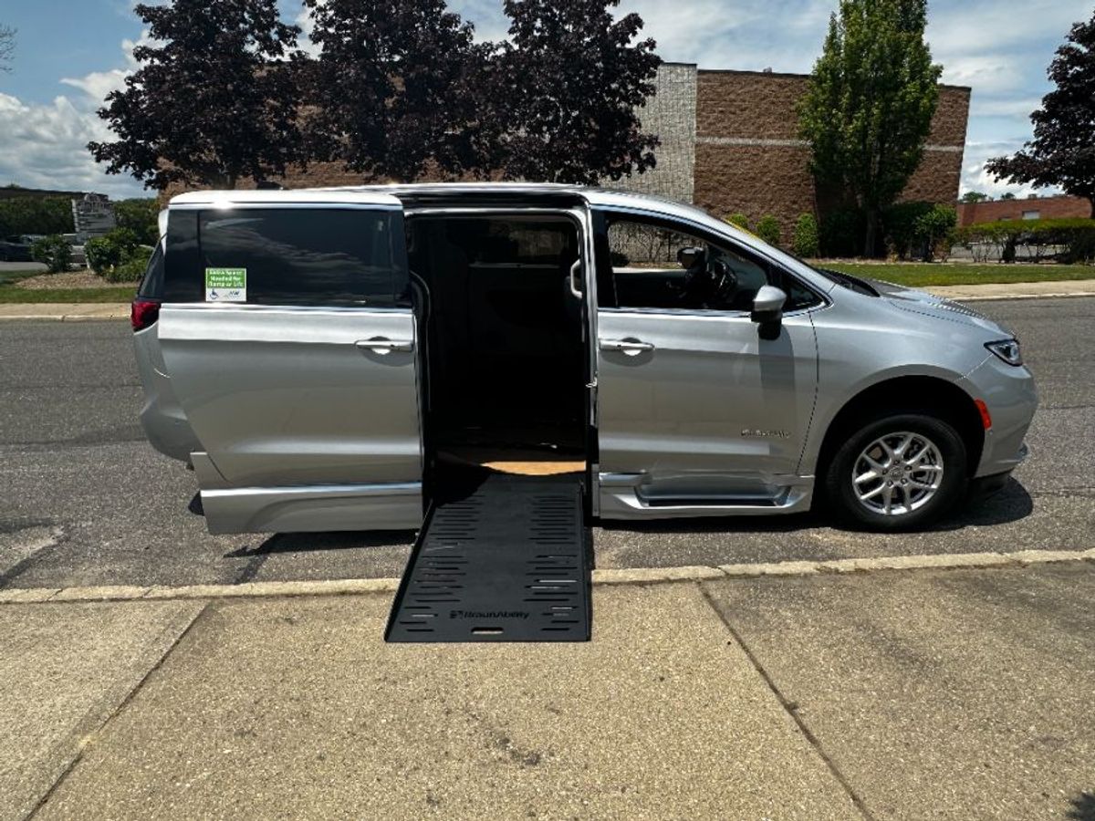 Silver Chrysler Pacifica image number 12