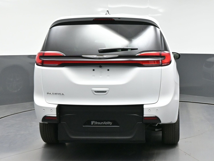 White Chrysler Pacifica image number 5