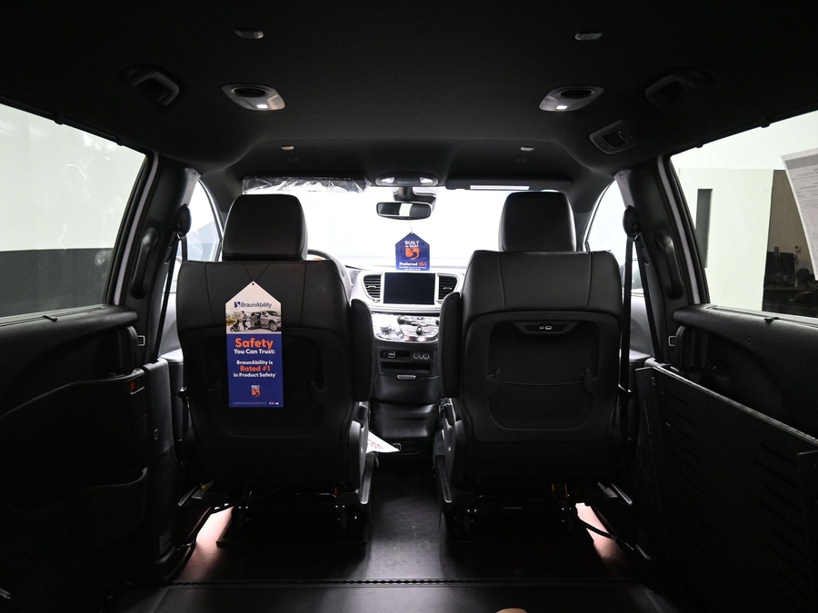 White Chrysler Pacifica image number 14