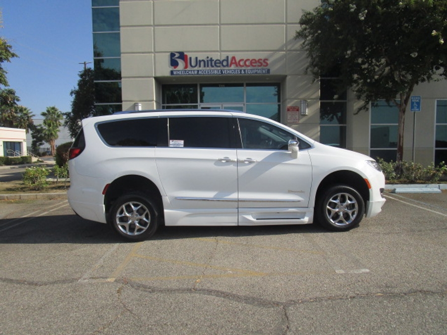 Used 2017 Chrysler Pacifica Limited - BraunAbility Side Entry Fold Out Automatic Ramp