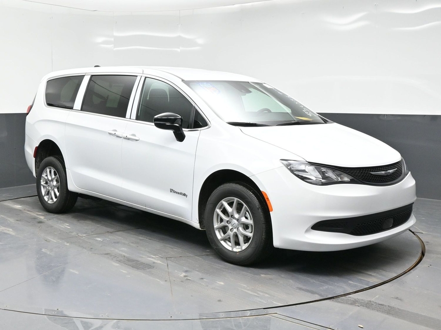 White Chrysler Voyager image number 4