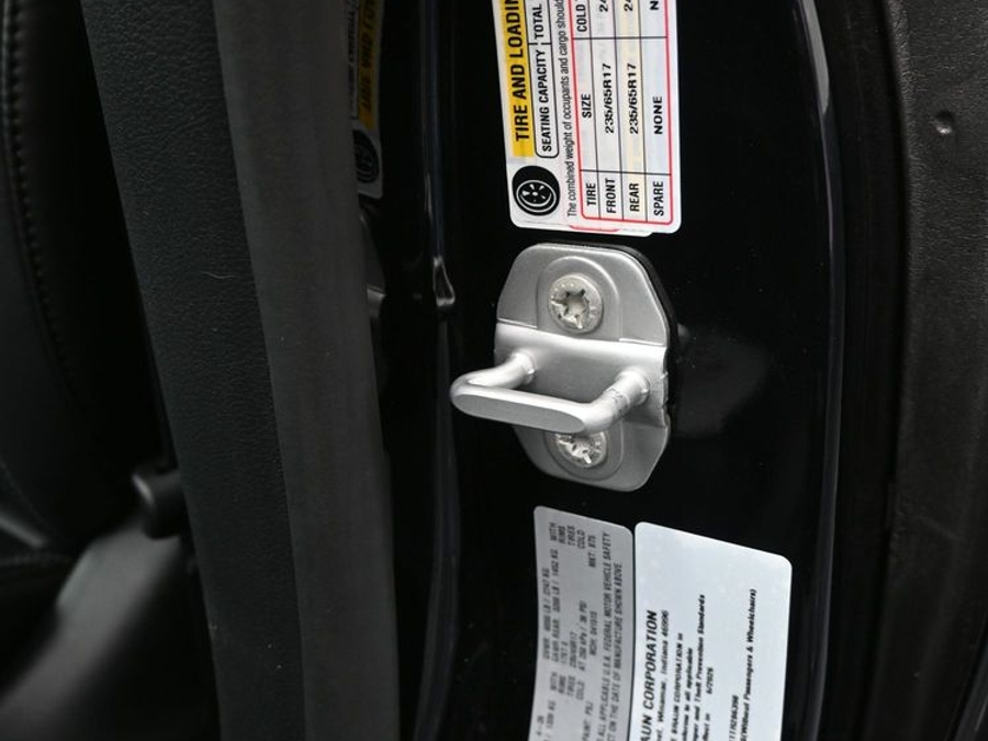 Black Chrysler Pacifica image number 13