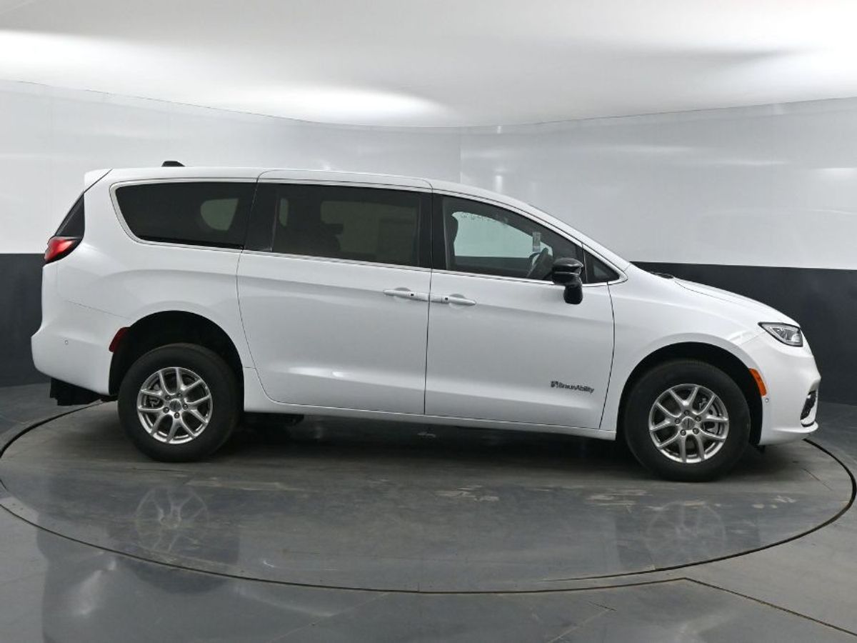 White Chrysler Pacifica image number 21