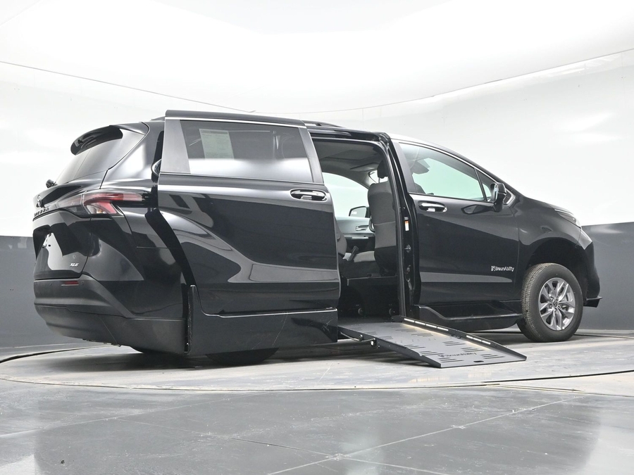Black Toyota Sienna image number 21