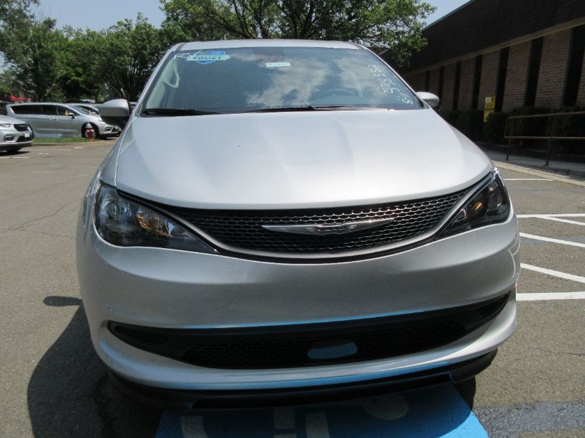 Silver Chrysler Voyager image number 4