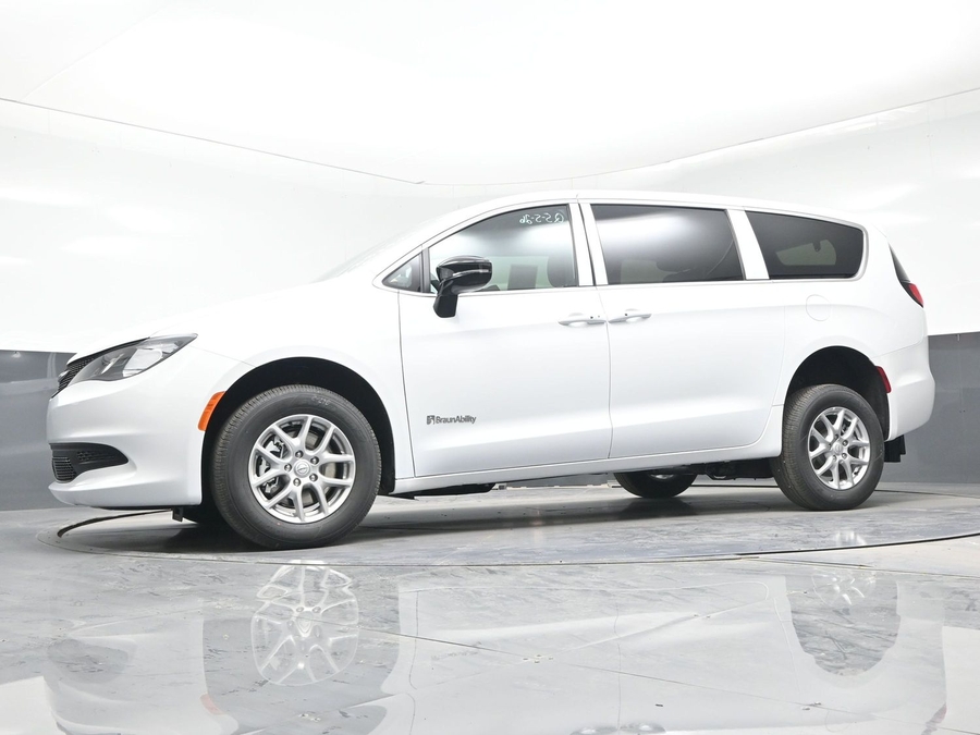 White Chrysler Voyager image number 16