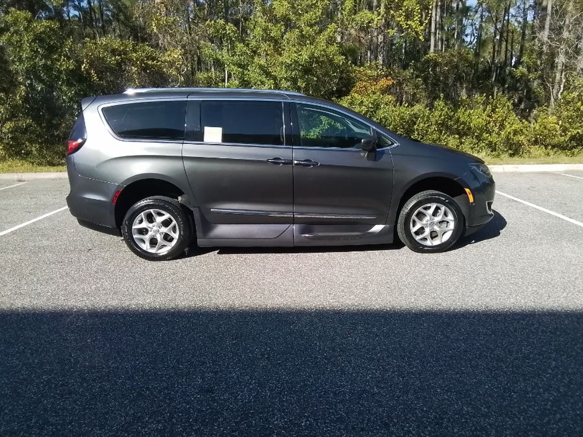 Grey Chrysler Pacifica image number 1