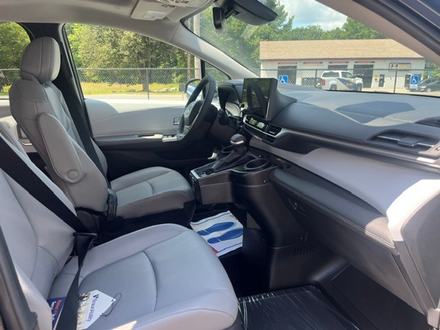 Imagen de la Toyota Sienna negra número 10