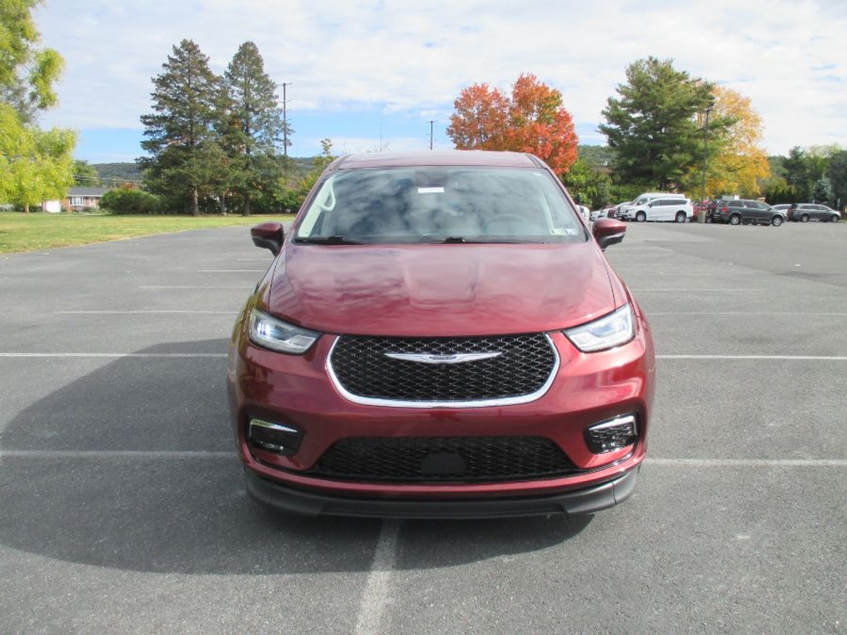 Red Chrysler Pacifica image number 19
