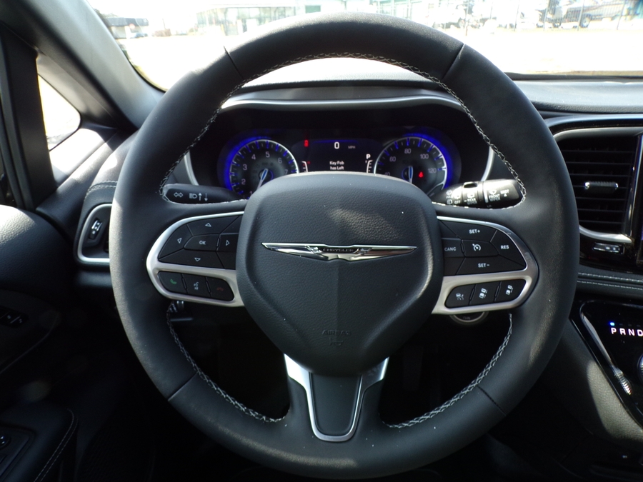 Black Chrysler Pacifica image number 48