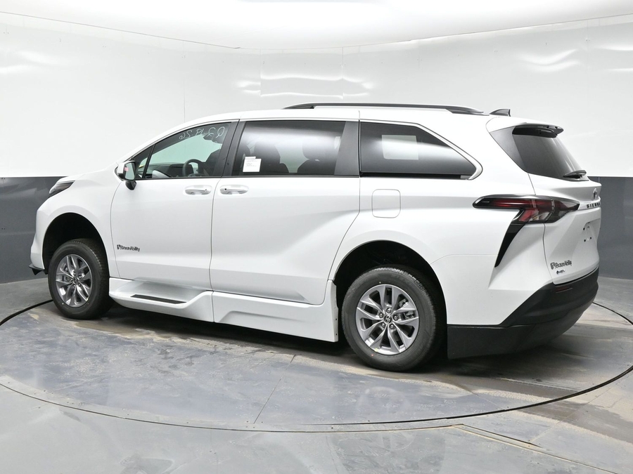 New 2026 Toyota Sienna Hybrid XLE Add - BraunAbility Side Entry Entry In Floor Automatic Ramp