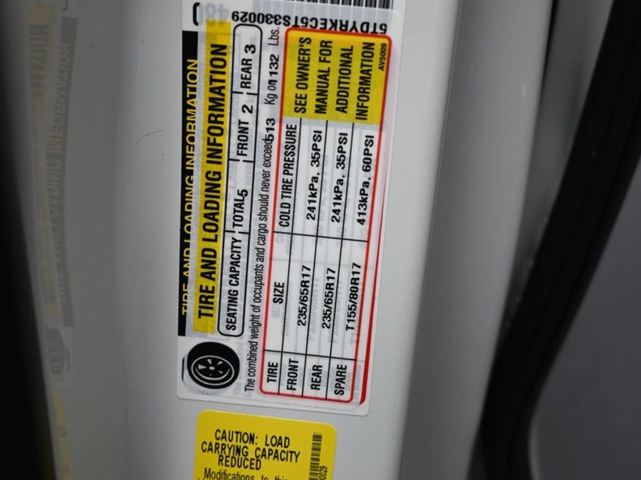 White Toyota Sienna image number 17