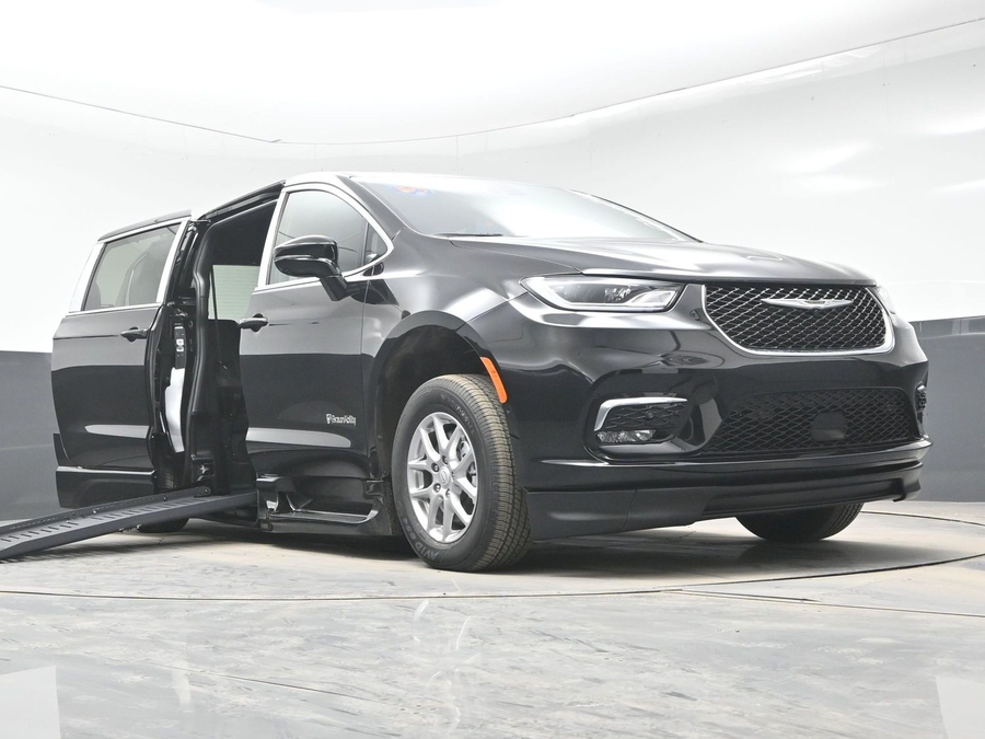 Black Chrysler Pacifica image number 18