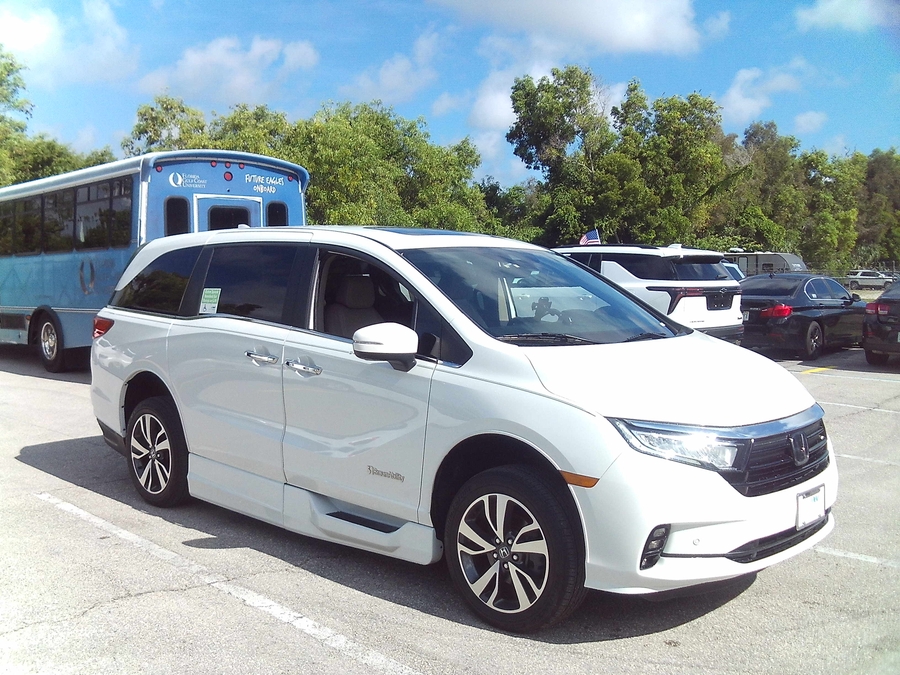 White Honda Odyssey image number 6