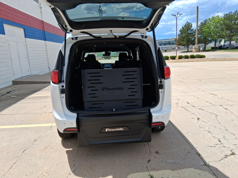 White Chrysler Voyager image number 8