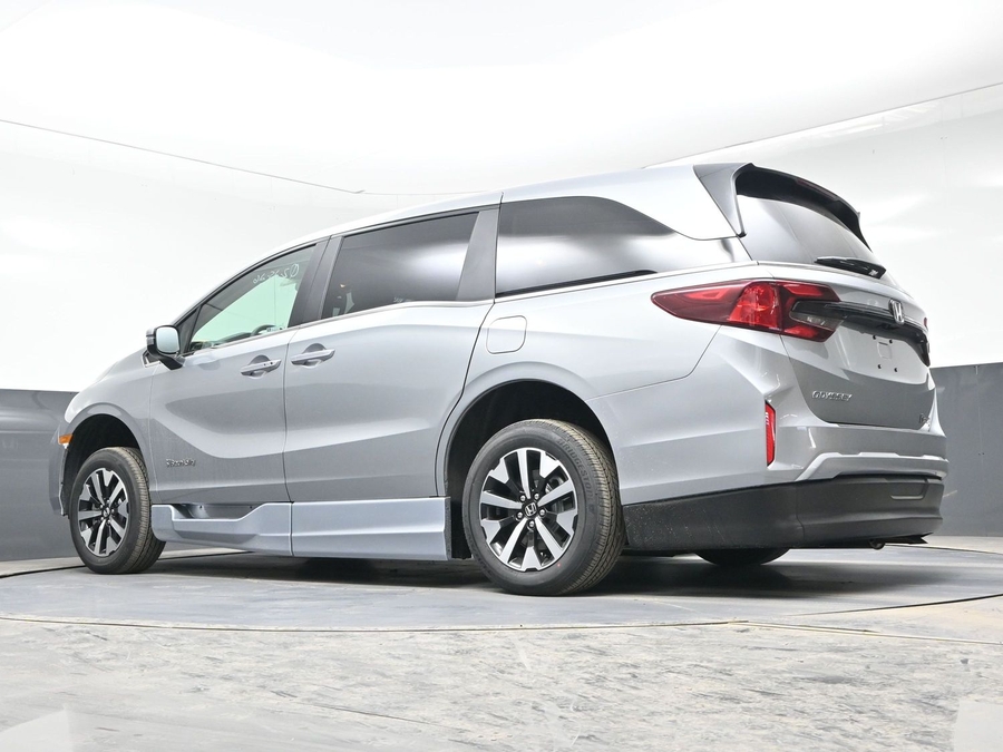 Silver Honda Odyssey image number 20