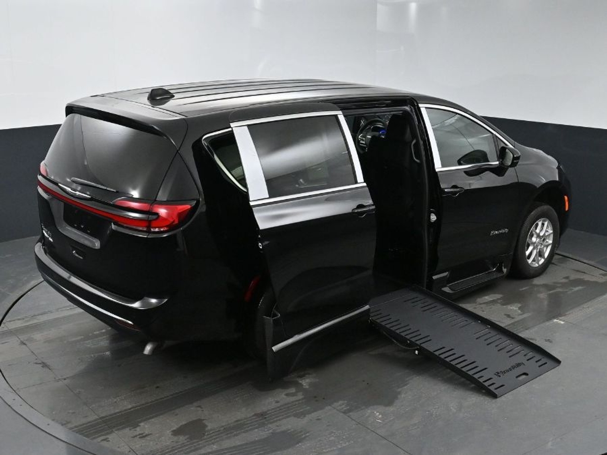 Black Chrysler Pacifica image number 25