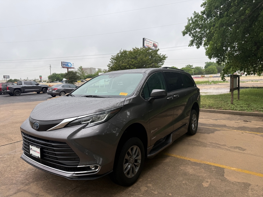 Used 2021 Toyota Sienna Hybrid XLE - BraunAbility Side Entry Entry Fold Out Automatic Ramp