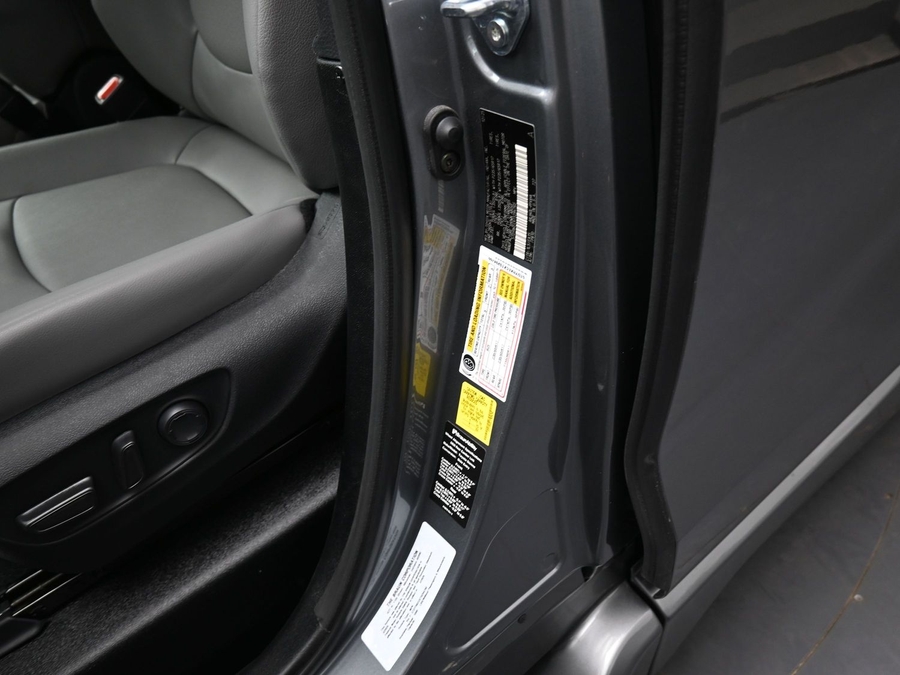 Grey Toyota Sienna image number 13