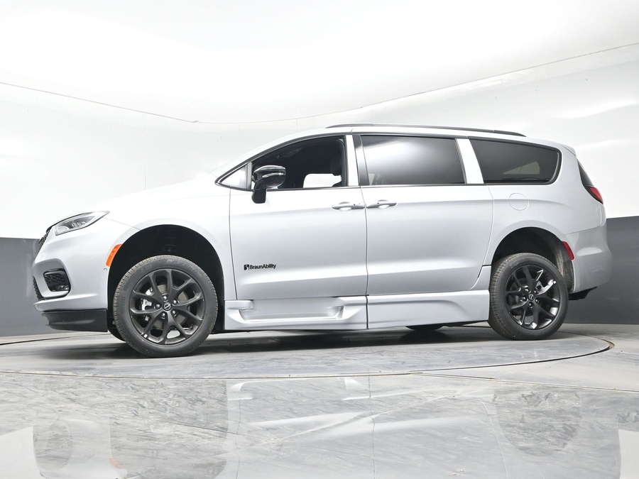 New 2026 Chrysler Pacifica Select Sport - BraunAbility Side Entry Entry Fold Out Automatic Ramp