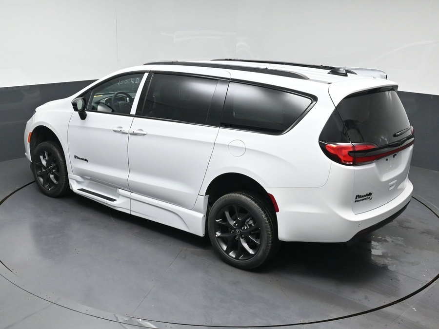 White Chrysler Pacifica image number 21