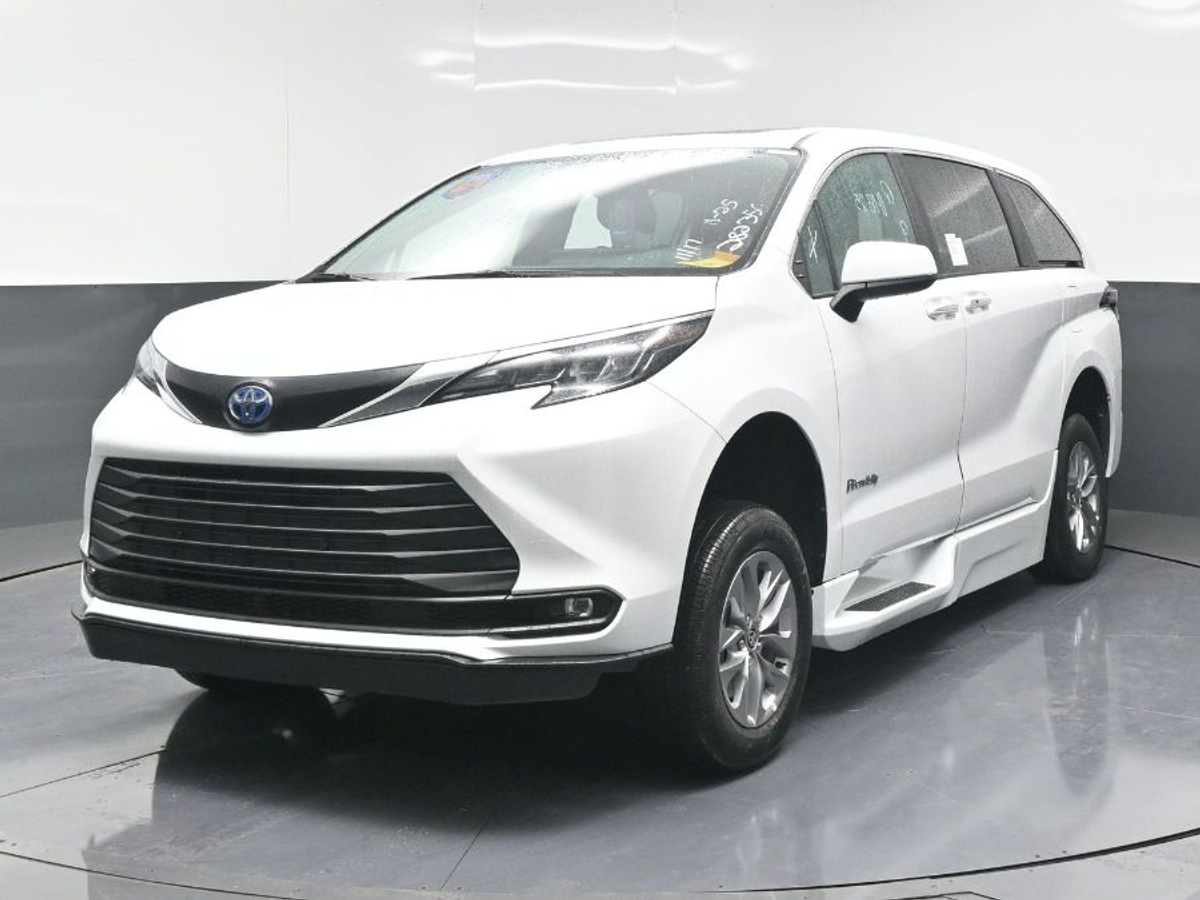 2025 TOYOTA SIENNA - Image 2