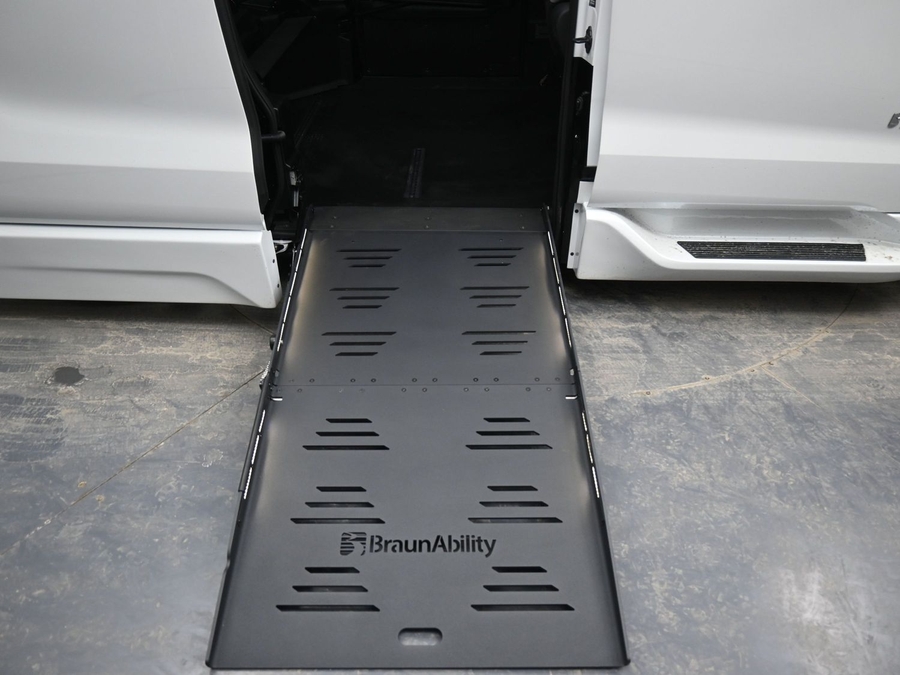 New 2026 Toyota Sienna Hybrid XLE Base - BraunAbility Side Entry Entry Fold Out Automatic Ramp
