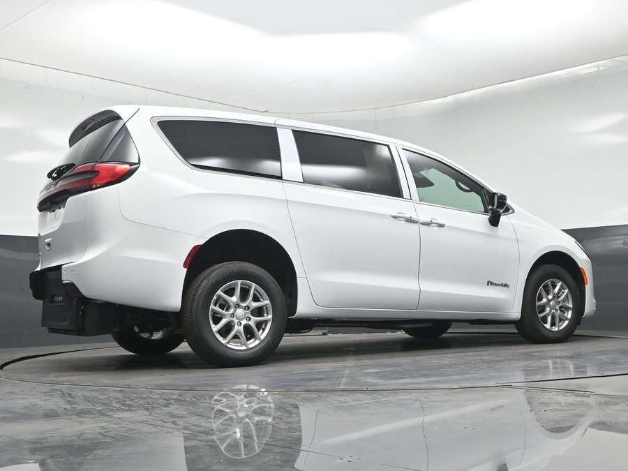 White Chrysler Pacifica image number 19