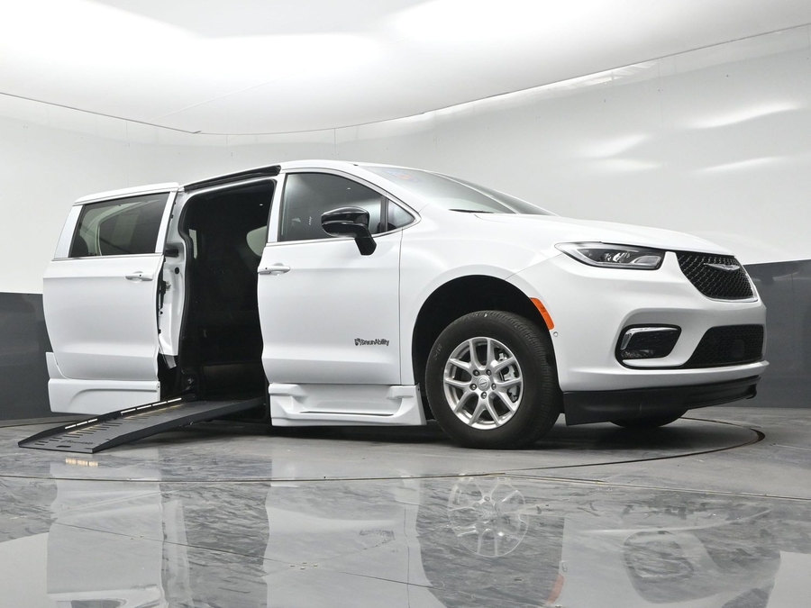 New 2026 Chrysler Pacifica Select Safety - BraunAbility Side Entry Fold Out Automatic Ramp