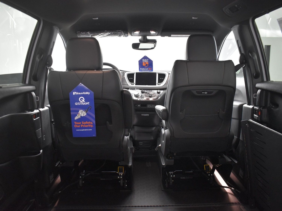 New 2025 Chrysler Pacifica Select Safety - BraunAbility Side Entry Entry Fold Out Automatic Ramp