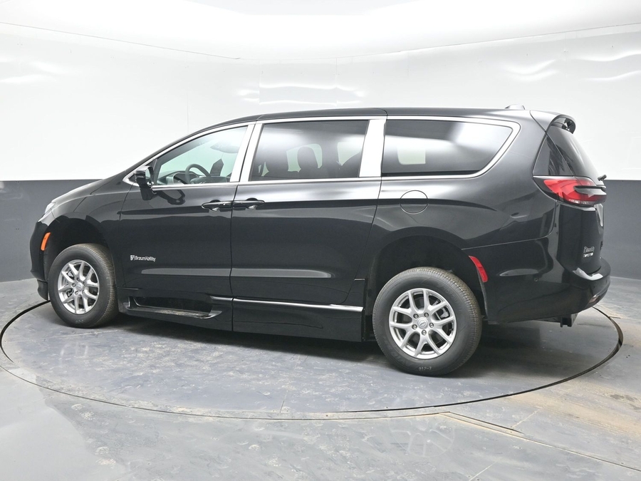 Black Chrysler Pacifica image number 3