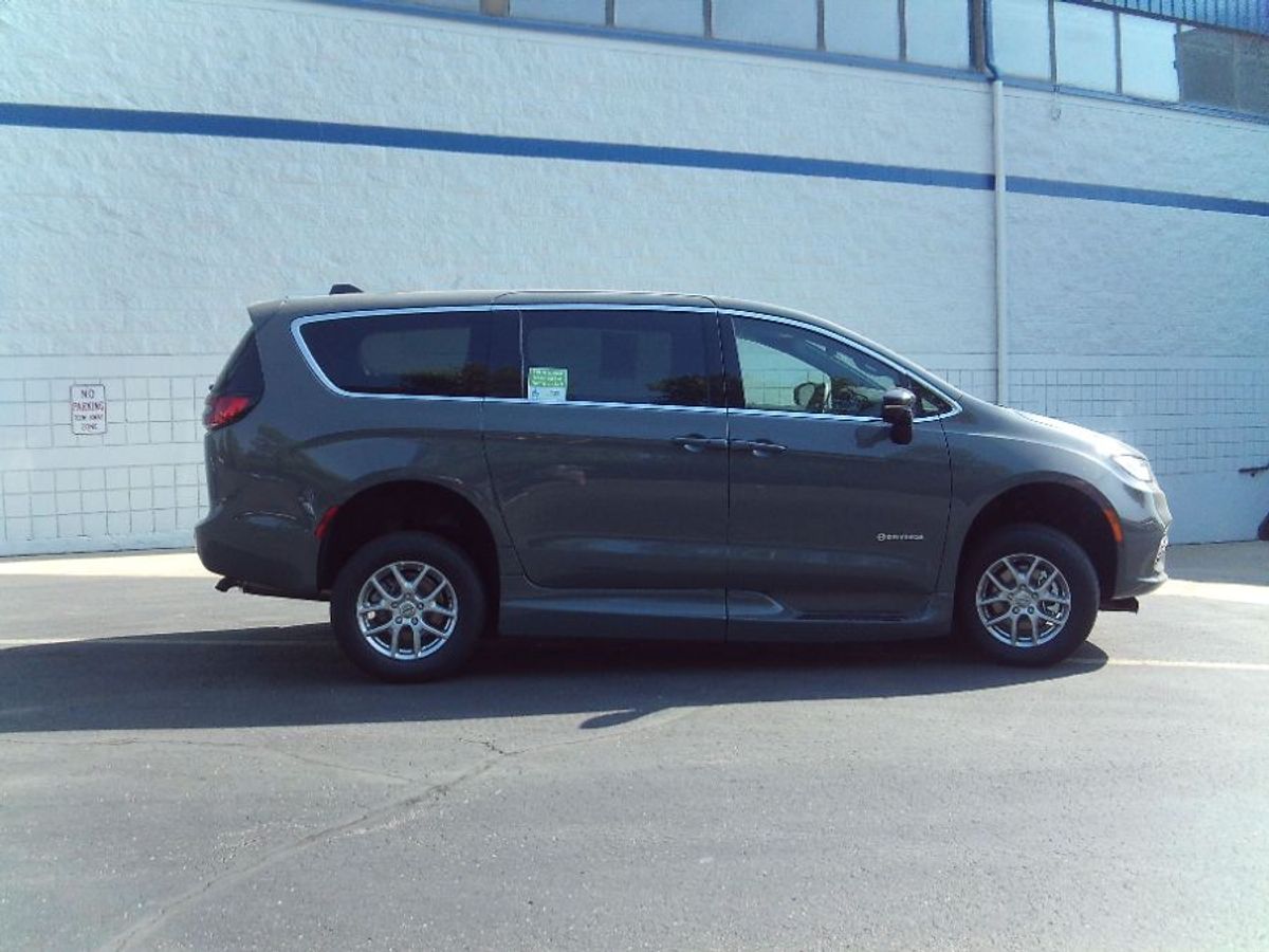 Grey Chrysler Pacifica image number 2
