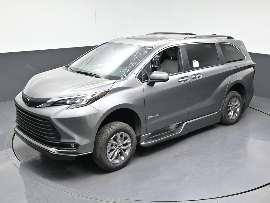 New 2026 Toyota Sienna Hybrid XLE Base - BraunAbility Side Entry Fold Out Automatic Ramp