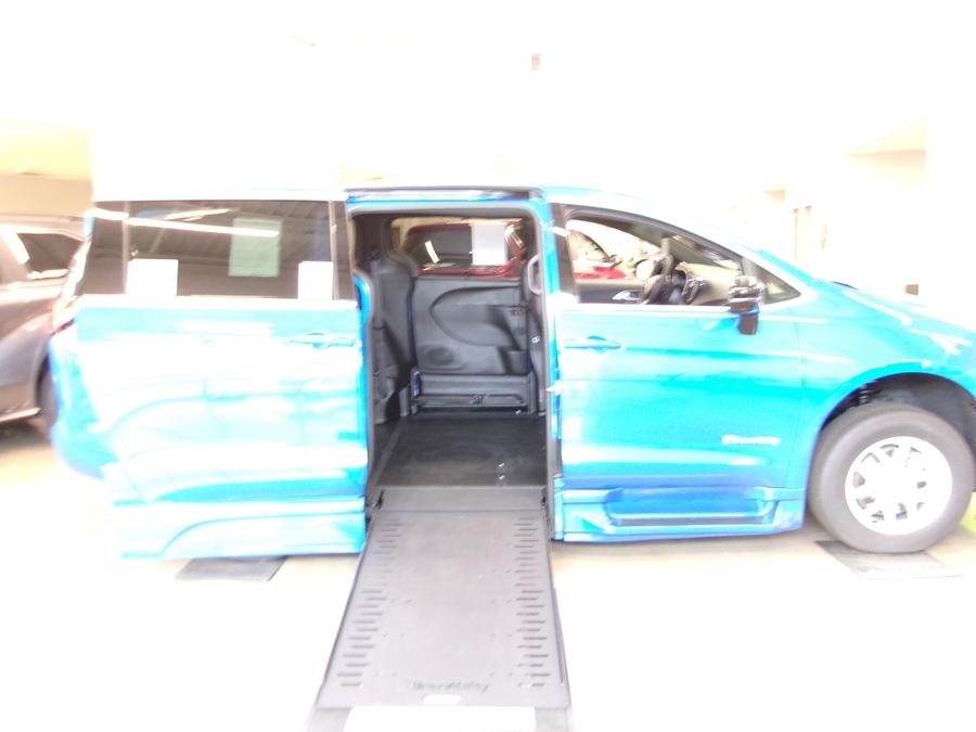 Blue Chrysler Pacifica image number 23