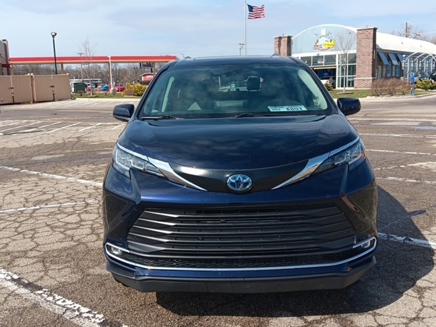 Blue Toyota Sienna image number 5