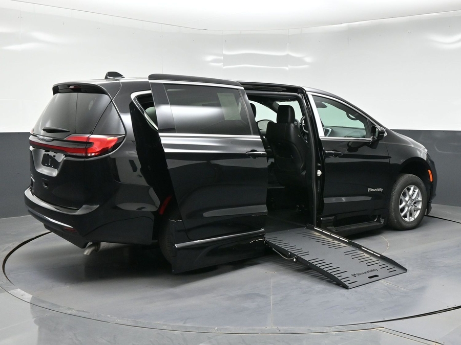 Black Chrysler Pacifica image number 6