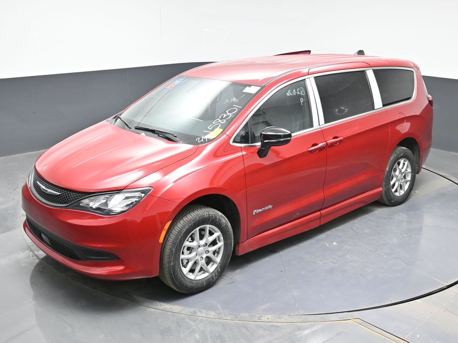 Red Chrysler Voyager image number 23