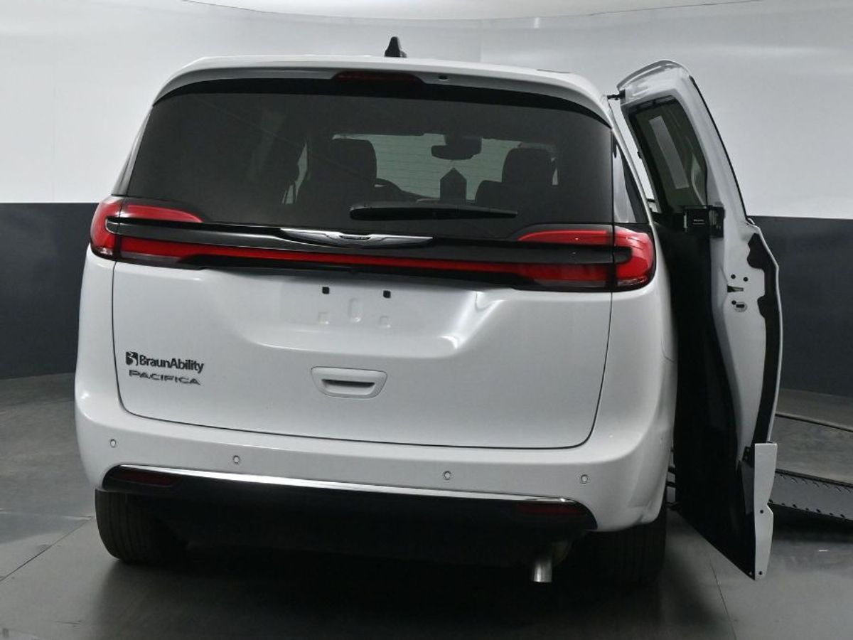 White Chrysler Pacifica image number 5
