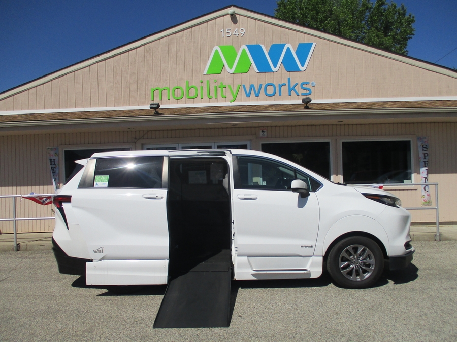 White Toyota Sienna image number 13